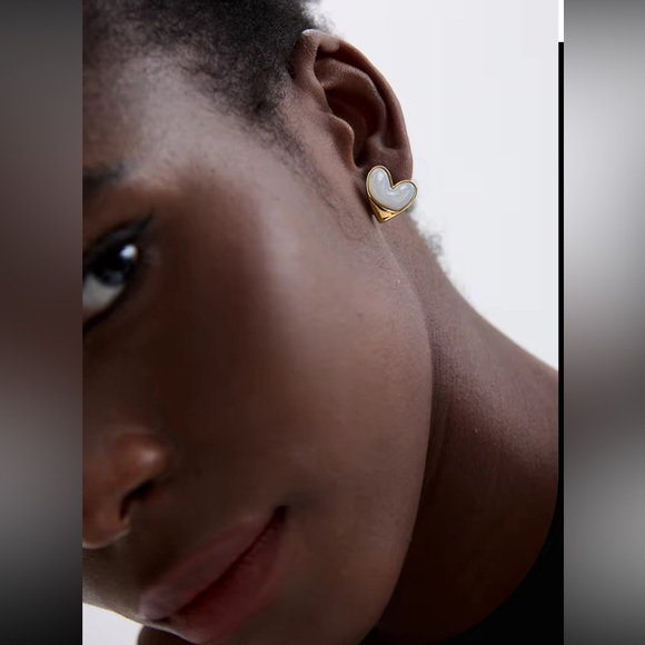 NWT Stainless Steel Faux Pearl Heart Earrings in Gold - Picture 7 of 9